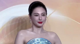 盛世美颜！37岁张雨绮身穿蓝色礼服中国设计