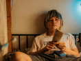 北村匠海拔刀威胁绫野刚！《愚者的身份》曝剧照