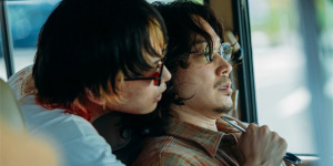 北村匠海拔刀威脅綾野剛！《愚者的身份》曝劇照