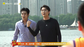 于适模仿小运动员篮球动作 西装运球好潇洒