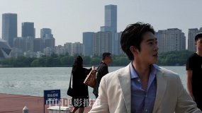 于适穿着西装直接上篮，“暴扣”的样子帅呆了~