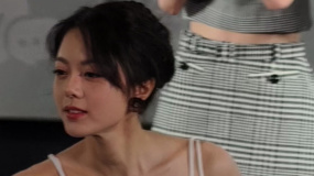 张凌赫喂赵今麦吃馒头 现场开启吃播投喂模式！