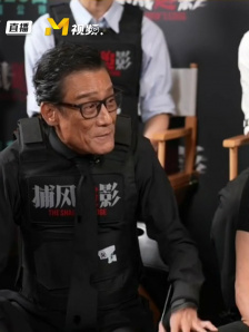 杨子：成龙梁家辉镜头前杀红眼，拍完挽着手一起下班