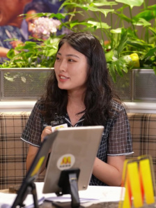 观众：成龙大哥家辉哥依旧能打 动作戏依然流畅 还得多演