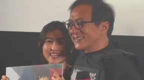 成龙张子枫“父女档”摸头杀合影