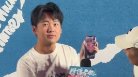 郭麒麟手持张本煜现场连线