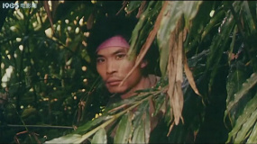 枪，从背后打来：坏人逼问老伯小孩下落！