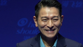 刘德华现身品牌活动 状态超好 粉丝直呼“好帅”