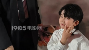 屈楚萧首映礼穿西装拿花束 与“儿子”互动人夫感十足！