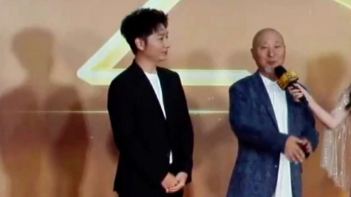 陈佩斯携儿子陈大愚回到家乡 父子俩亮相长春电影节闭幕式