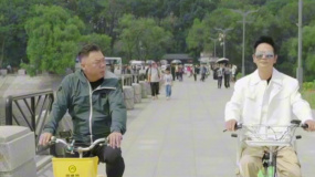 姜超與張曉龍沿潭邊騎行，將滿目的蒼翠與澄澈盡收眼底