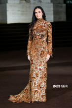 倪妮、宋威龙外网生图抗打 时装周同场黛米·摩尔