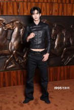 倪妮、宋威龙外网生图抗打 时装周同场黛米·摩尔