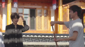 邬家楷抡起木槌 “暴打” 年糕，每一下都充满力量！