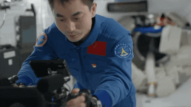 院线上新 | 《窗外是蓝星》：他们把星光揉进人间