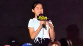 聂远的女儿来看电影 称第一眼看到爸爸假发造型没认出来