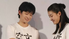影迷被黑龍圈粉！董子健、王圣迪對(duì)小黑龍玩偶愛不釋手