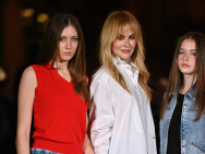 提离婚后首现身！妮可·基德曼携爱女们亮相时装周