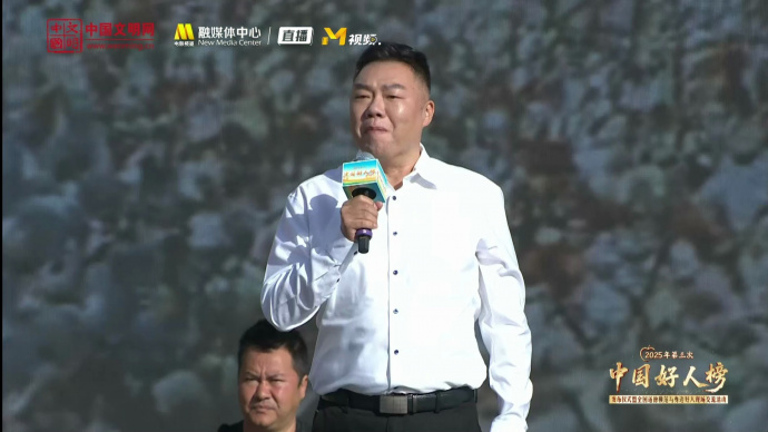 姜超演绎情景故事《田间板凳会》致敬中国好人张尚明