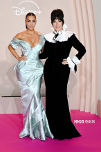 堪比时装周!金·卡戴珊主演《诉讼女王》巴黎首映