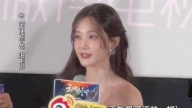 李一桐一下多了好多妈妈 亲手织围巾送影迷