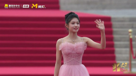 艾米亮相第十一届文荣奖红毯 在《长津湖》中饰演红围巾女孩