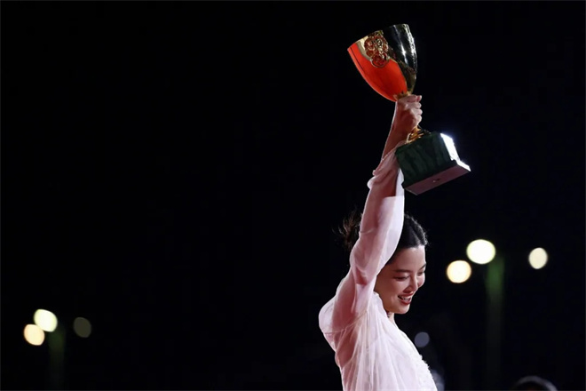 辛芷蕾为何成威尼斯电影节最佳女演员？导演回应!