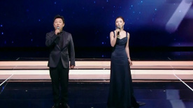 电影人黄渤、周冬雨携手亮相，共同完成“点亮金鸡”仪式