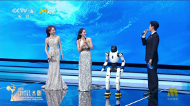 金鸡厦门推介人陈飞宇、宋茜携手亮相开幕式，与机器人有趣互动！