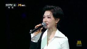 万茜亮相2025年中国金鸡百花电影节开幕式 对话过往角色