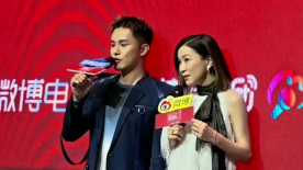 佘诗曼何广沛小剧场上演初恋桥段 超甜互动相约《新闻女王3》