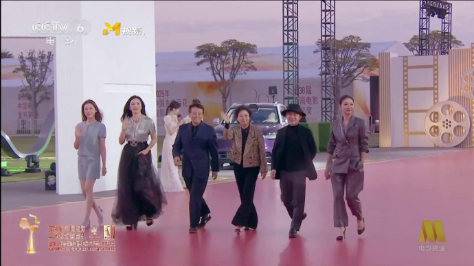 黄建新 梁静 李少红 姚晨亮相第38届金鸡奖颁奖礼入场仪式