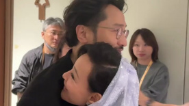 王传君东京影帝获奖后首亮相 台前帅气台后遇陈冲撒娇互动