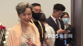 叶童雍容走来 亮相金鸡奖闭幕式