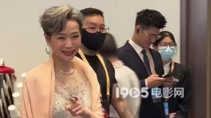 叶童雍容走来 亮相金鸡奖闭幕式