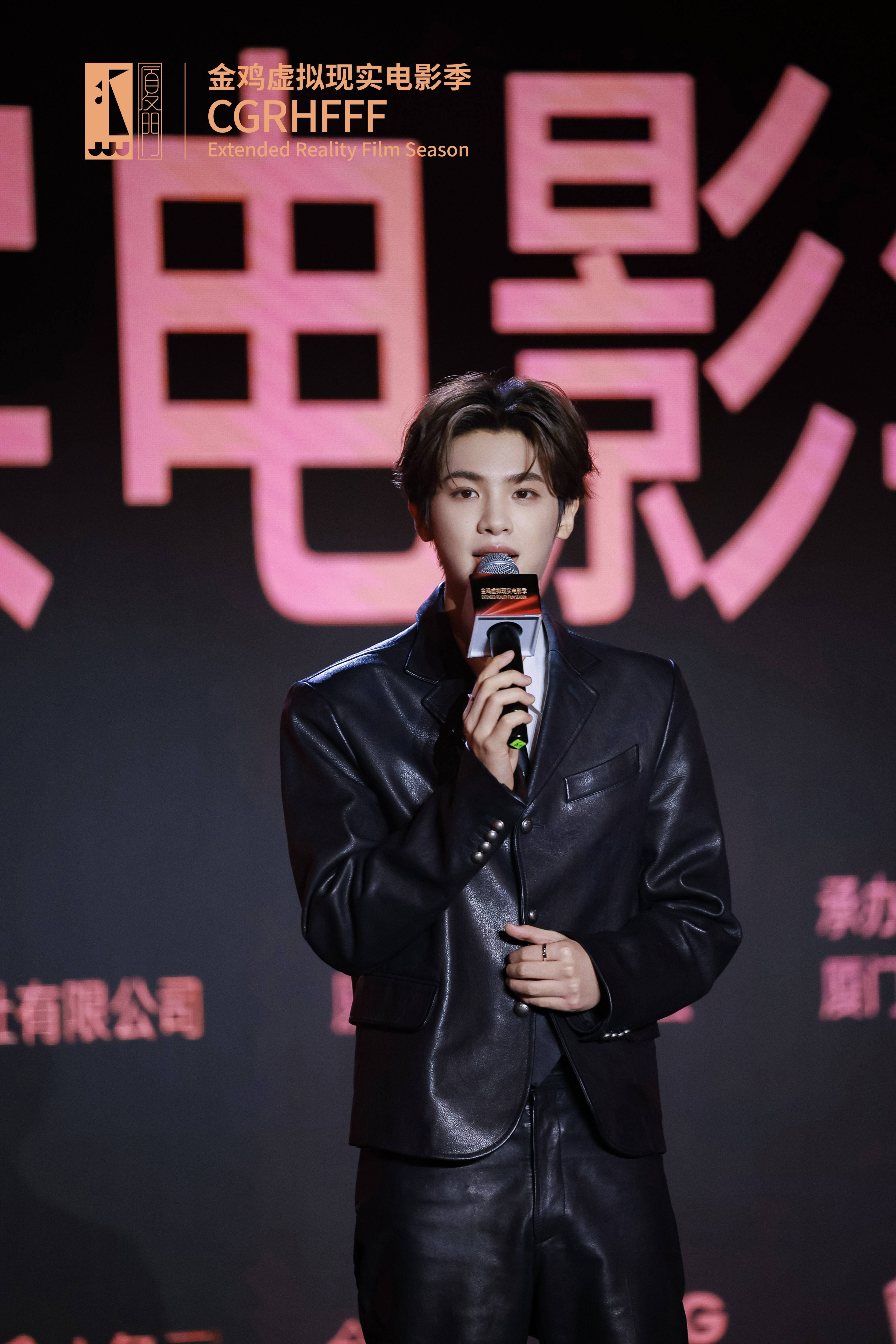 黄明昊分享虚拟现实电影观感 《快乐星球》发布