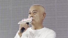 电影《开心岭》北京首映礼 巫刚向修筑青藏线牺牲烈士鞠躬致敬