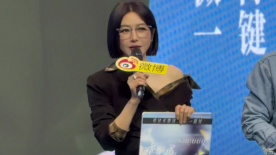 《亦舞之城》追剧团“谭思婷”秦岚携银行卡亮相