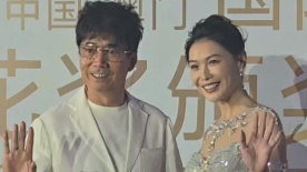 范明栗坤一同走红毯 “邢捕头”领头整活儿“饭撒”