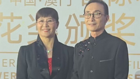 巩汉林金珠情侣装亮相红毯 相伴42年的恩爱夫妻