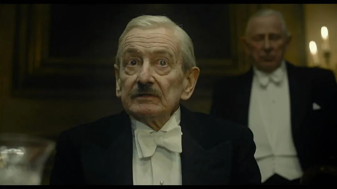 《得闲谨制》与《至暗时刻》:关于决断的两种叙事