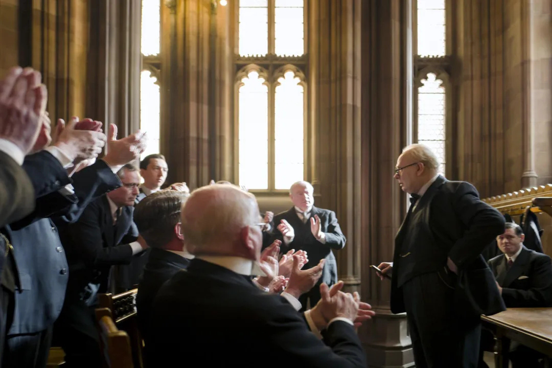 《得闲谨制》与《至暗时刻》:关于决断的两种叙事