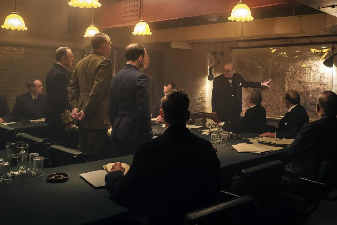 《得闲谨制》与《至暗时刻》:关于决断的两种叙事