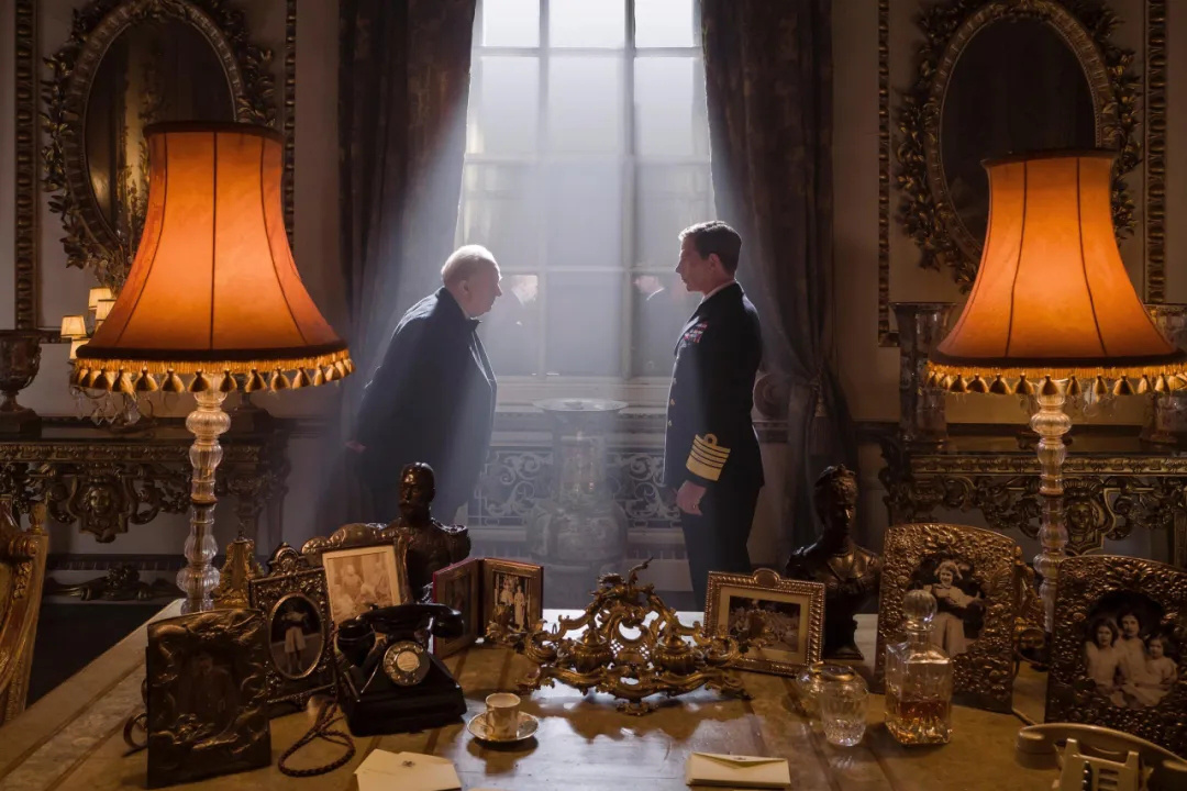 《得闲谨制》与《至暗时刻》:关于决断的两种叙事