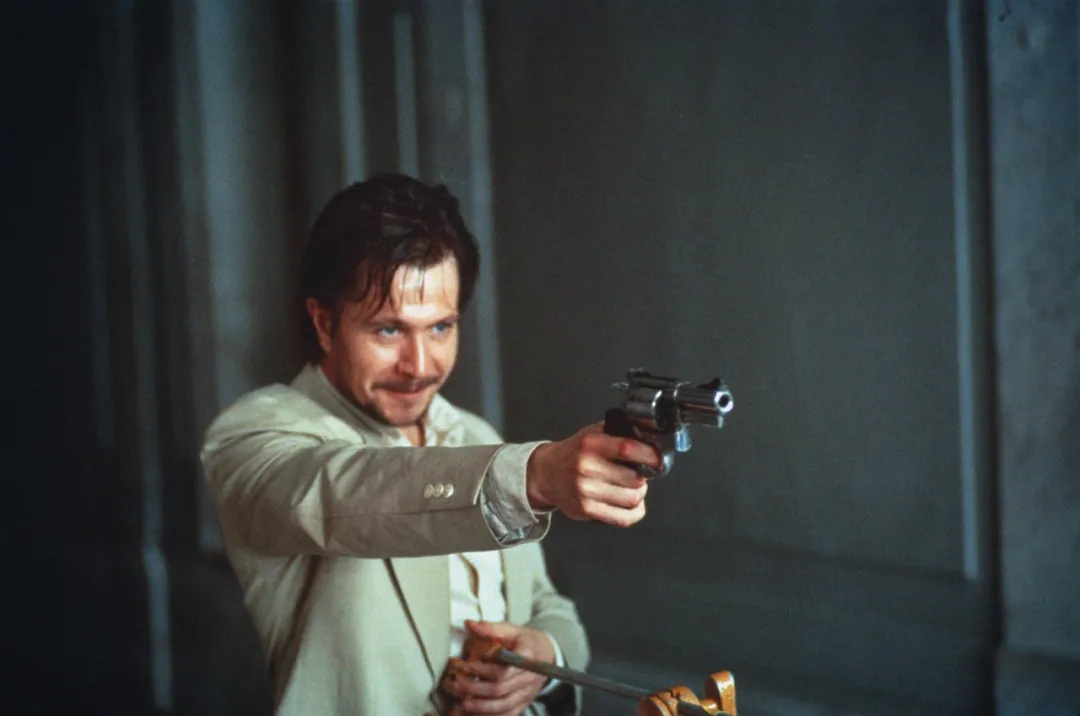 《得闲谨制》与《至暗时刻》:关于决断的两种叙事