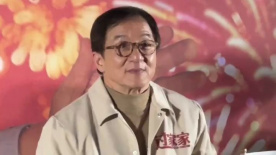 成龙向镜头比的不是心 而是团圆的圆