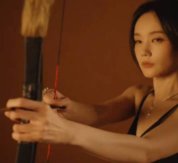 李一桐拉弓射箭。