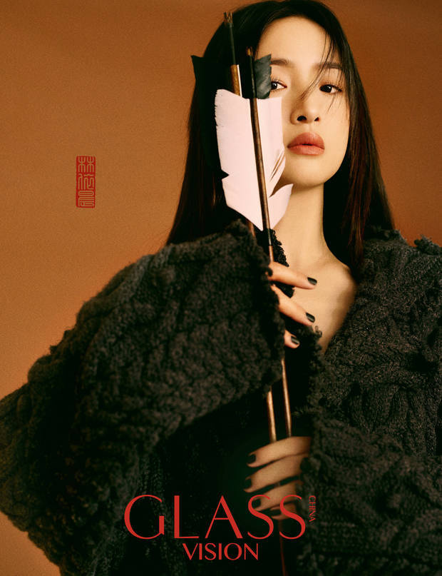 林依晨黑發(fā)紅唇，散發(fā)迷人魅力。