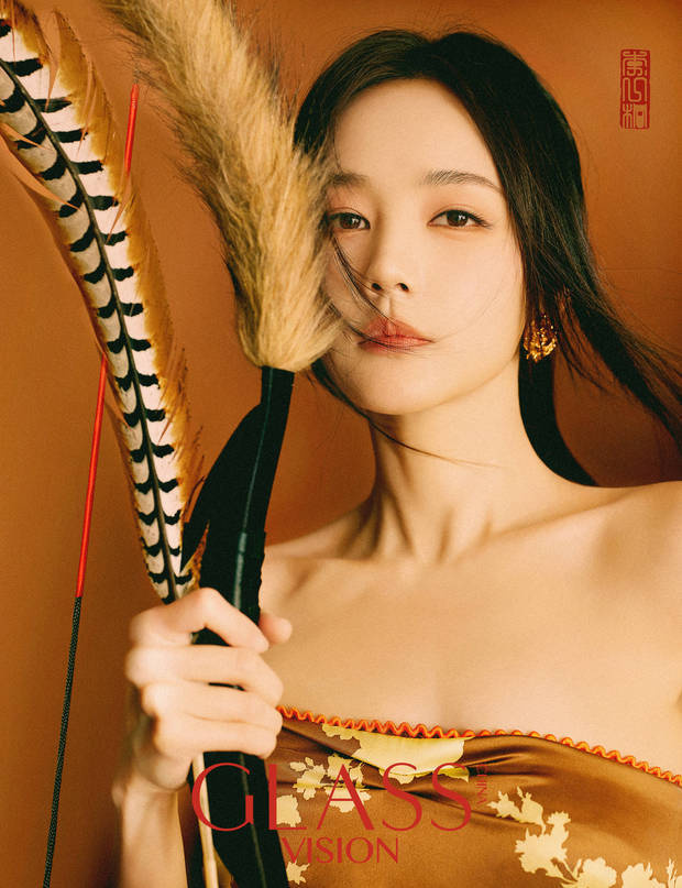 李一桐俠女風(fēng)情盡顯，眼神充滿故事感。