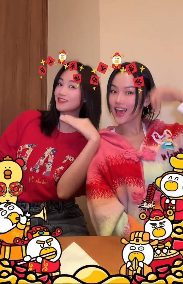 二人笑容燦爛，元?dú)鉂M滿。
